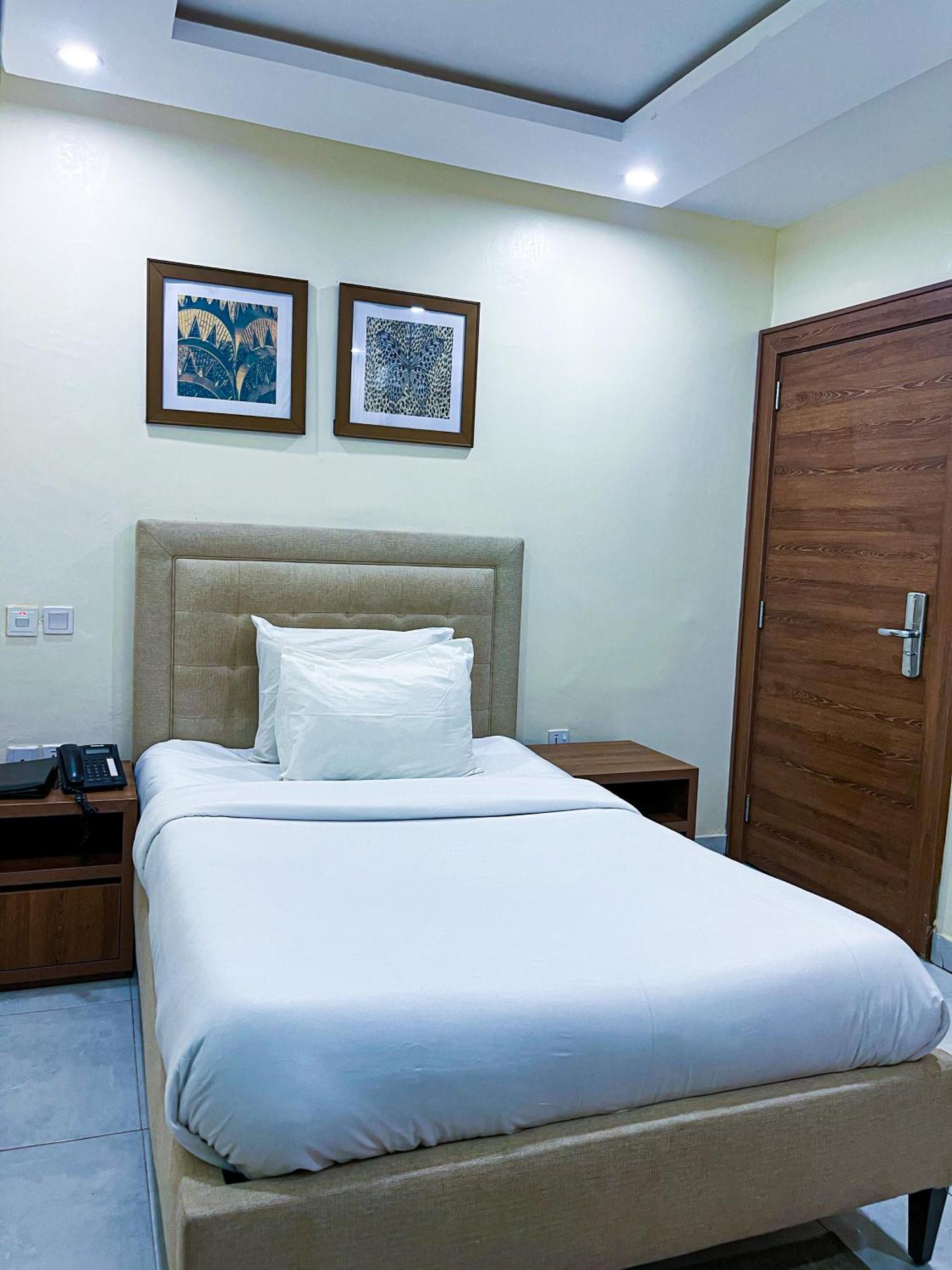 Plush Hotel,Abudża Zewnętrze zdjęcie
